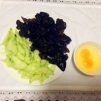 【蓓妈美食】木耳黄瓜炒鸡蛋的做法图解1
