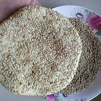 芝麻玉米饼。的做法图解7