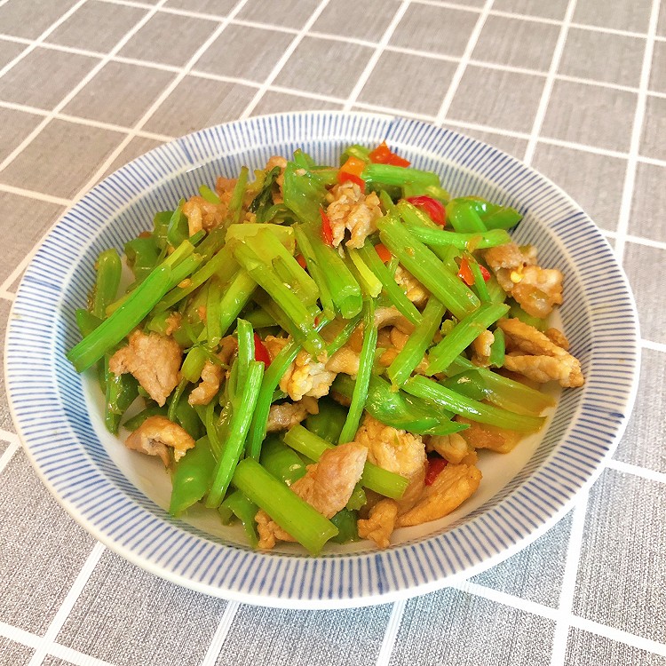 芹菜炒猪肉的做法