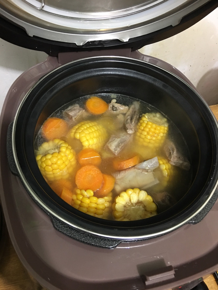 电压力锅玉米排骨汤的做法