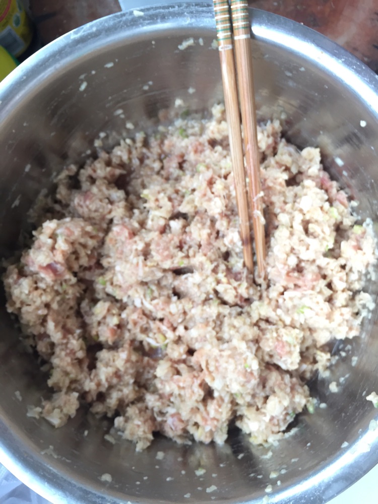 猪肉酸菜饺子的做法图解4