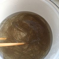 圆白菜炒粉的做法图解2