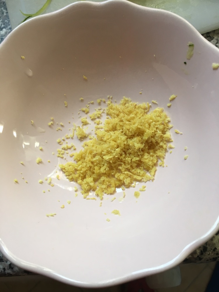 西葫芦柠檬鸡蛋饼的做法图解1