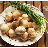 #就是红烧吃不腻！#草菇焖鸡肉的做法图解1