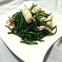 韮菜炒鱿鱼花的做法图解6