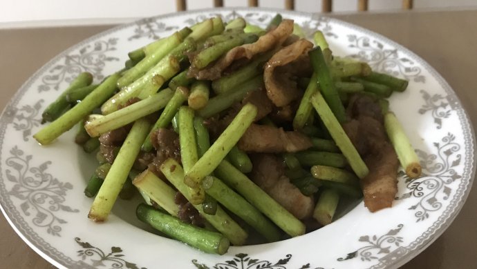 又嫩又甜的蒜薹炒肉