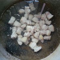 油豆腐烧红烧肉的做法图解2
