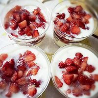 处理做蛋糕的边角料——草莓蜂蜜酸奶杯的做法图解5