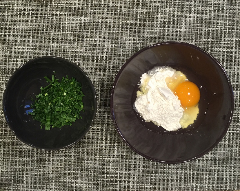 韭菜鸡蛋饼的做法图解1