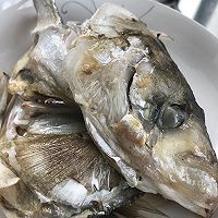 番茄鱼头汤的做法图解1