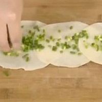 饺子皮做葱油饼（分享）的做法图解5