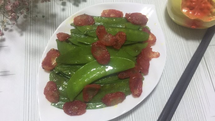 美味来袭-腊肠炒荷兰豆