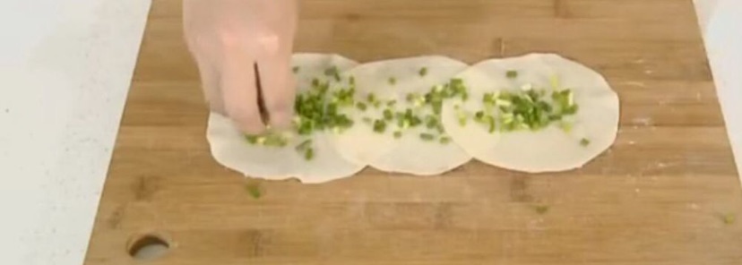 饺子皮做葱油饼（分享）的做法图解5