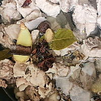 家庭版铁锅炖+贴饼的做法图解1