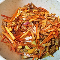 冬笋胡萝卜炒腐竹肉丝的做法图解7