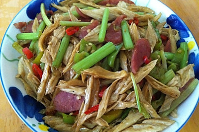 烤肠炒腐竹