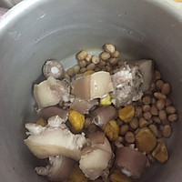 板栗花生猪尾汤的做法图解9