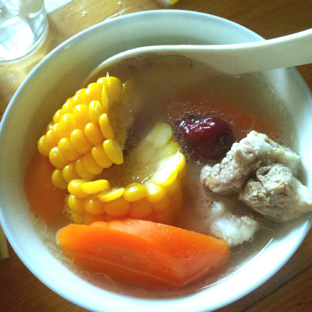 胡萝卜玉米排骨汤的做法_【图解】胡萝卜玉米排骨汤怎么做好吃_嘛嘛的小贝贝_家常做法大全_豆果美食