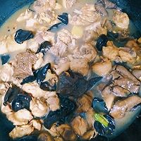 土鸡这样炖才入味，家里老人孩子都爱吃！的做法图解8