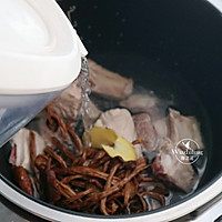 #元宵节美食大赏# 【茶树菇煲软排】的做法图解4