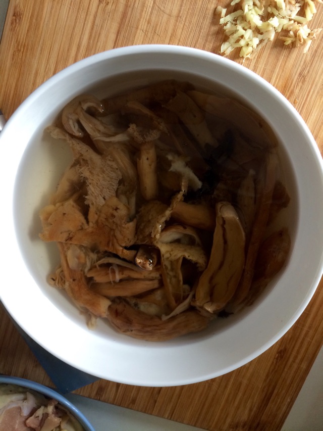 大骨鸡炖野蘑菇的做法图解2