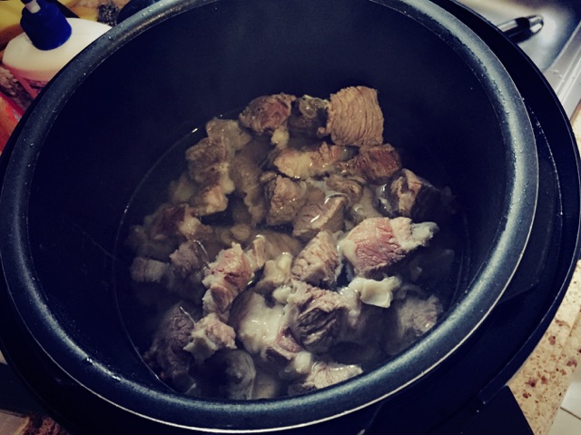 牛肉蔬菜粉丝炖的做法图解2