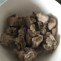 排骨酸菜炖粉条的做法图解1