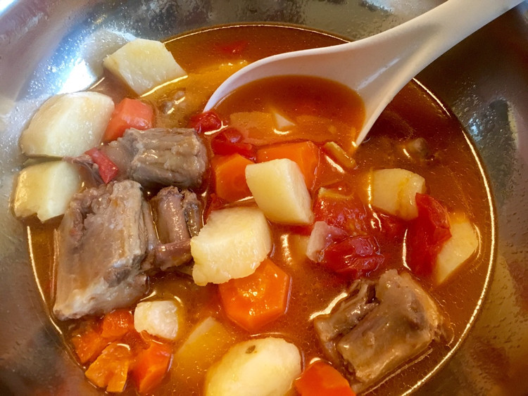 西红柿土豆胡萝卜牛尾骨汤的做法