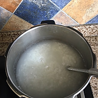 生滚粤式海鲜粥的做法图解2