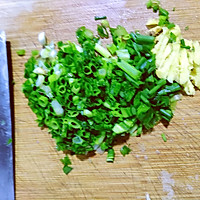 #百变鲜锋料理#吮指美食，爆炒蒜香龙虾尾的做法图解1