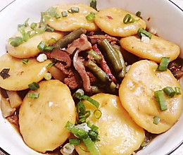 豆角土豆焖玉米面饼子的做法