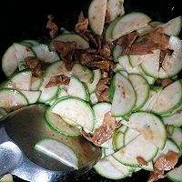 西葫芦片炒肉的做法图解5