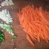 胡萝卜炒鸡丝～美味家常菜的做法图解3