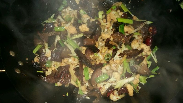 干锅花菜腊肉火锅的做法
