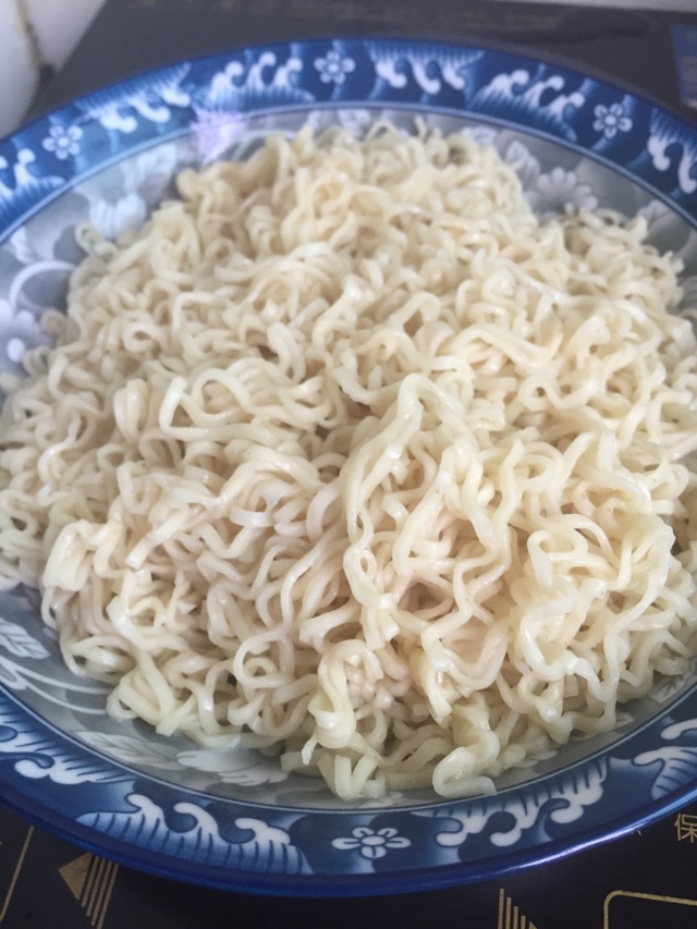 西红柿鸡蛋拌面的做法图解2