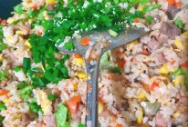 肉肠牛肉蛋炒饭的做法