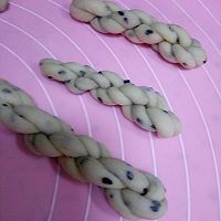 炸小麻花的做法图解5