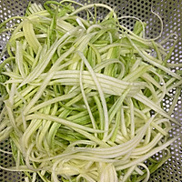 凉拌葫芦丝的做法图解2