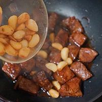 黑蒜子牛肉粒的做法图解4