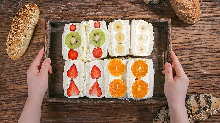 不能缺少的日式生吐司   颜值担当春日美食---水果三明治的做法