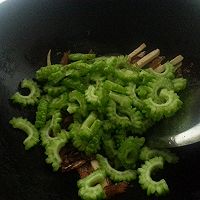 【夏天必备】 豆豉鲮鱼炒苦瓜的做法图解9