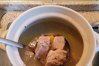 砂锅清炖排骨，做法简单易懂。