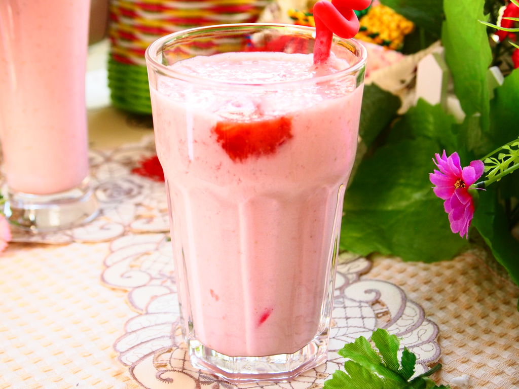 夏日草莓奶盖红色饮品果汁摄影图 高清摄影大图-千库网