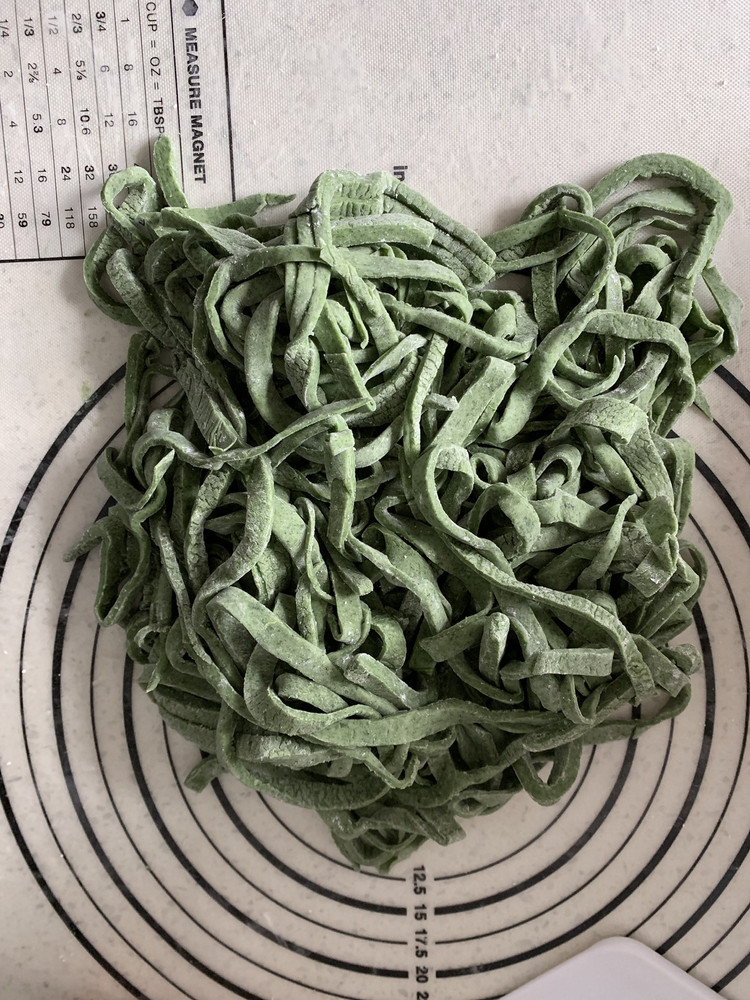 纯手工菠菜面条的做法