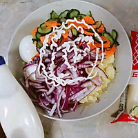 #一起土豆沙拉吧#土豆，胡萝卜，黄瓜，洋葱鸡蛋沙拉的做法图解9