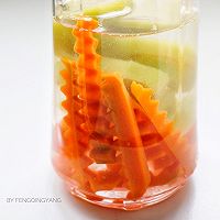 胡萝卜奇异果汁的做法图解1