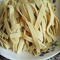 豆腐皮炒韭菜的做法图解2