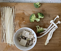 宝宝长高｜宝宝辅食：昂刺鱼豆腐西兰花白玉菇汤面的做法