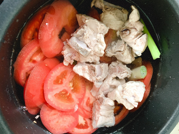 西红柿排骨汤的做法