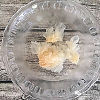 银耳雪梨羹的做法图解1
